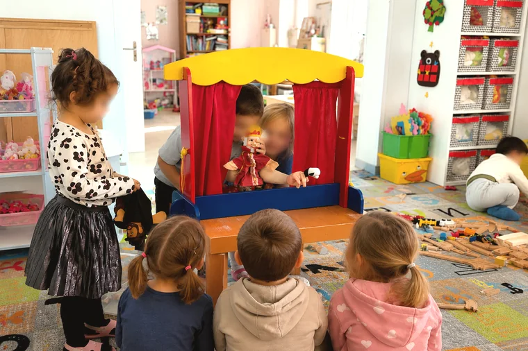 Děti sledují loutkové divadlo