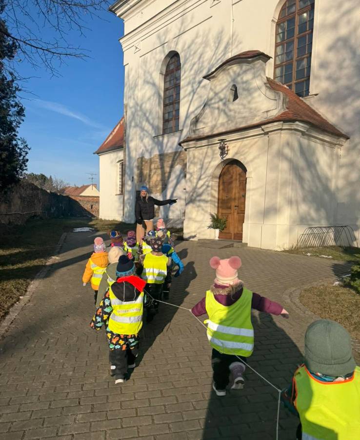 Děti jdou na výpravu ke kostelu sv. Gotharda