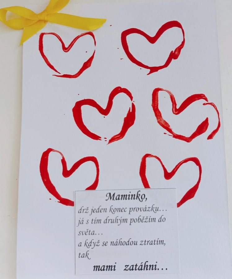 Přáníčko pro maminku s otisky srdíček
