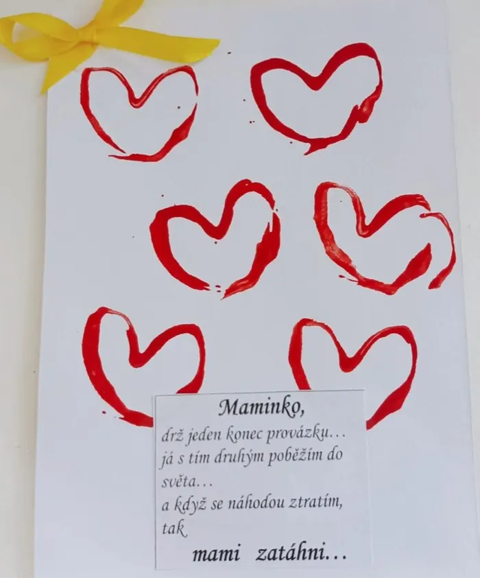 Přáníčko pro maminku s otisky srdíček