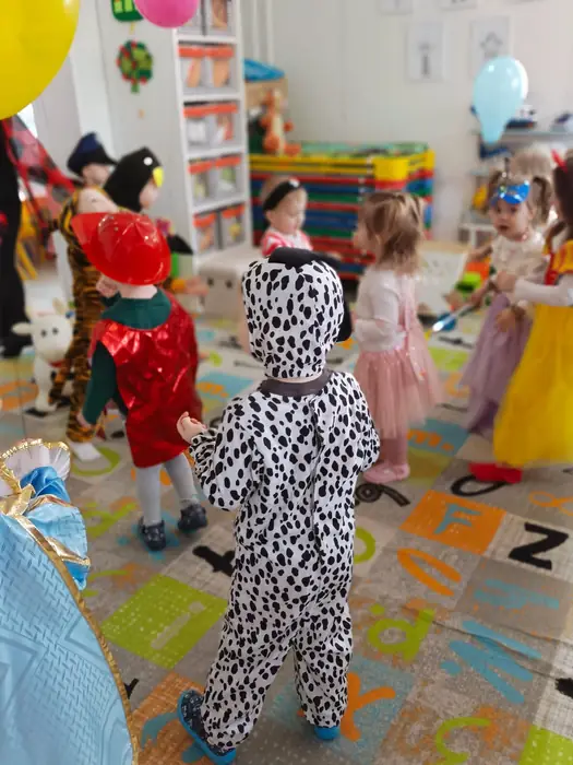 Karneval — děti v kostýmech ve třídě