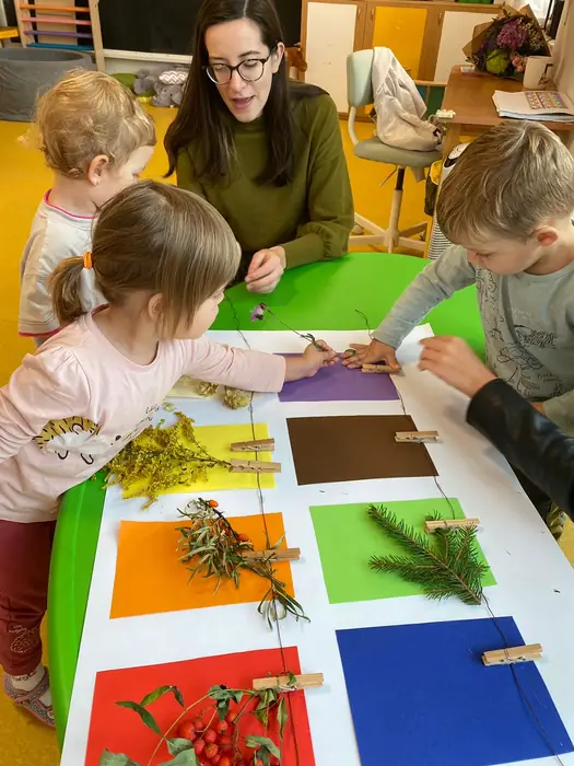 Tvoření s přírodninami na barevných papírech